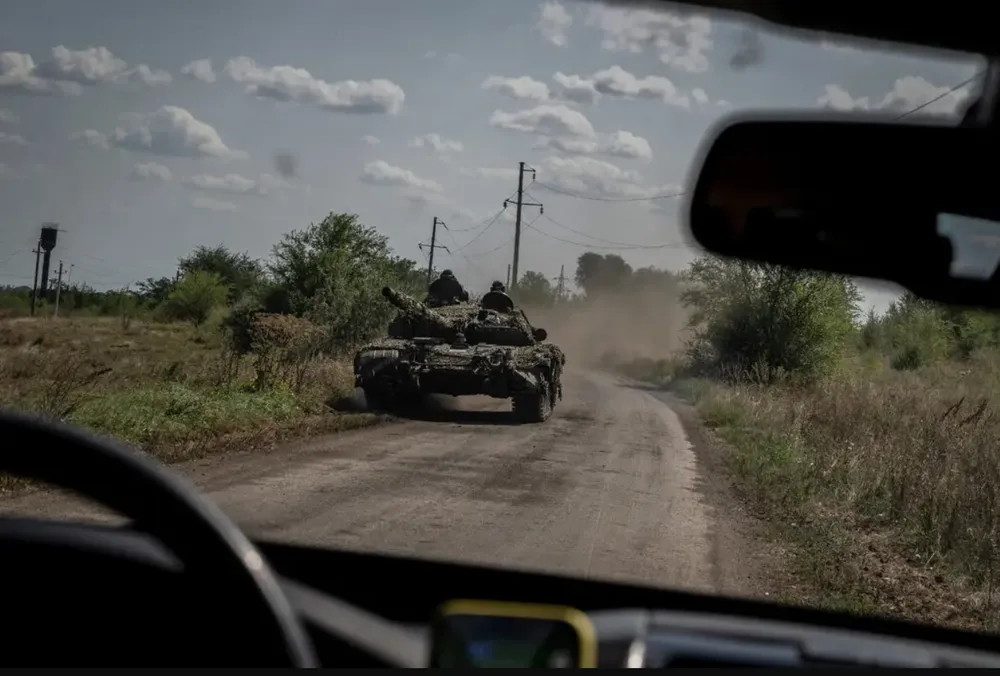 Xe tăng Ukraine gần làng Robotyne (tỉnh Zaporizhia) vào tháng 8. Ảnh: REUTERS ảnh 2_ donetsk.png