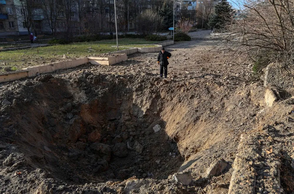 Hố lớn xuất hiện sau đợt dội bom ở tỉnh Kherson mà Ukraine quy là do Nga làm hôm 5-12. Ảnh: REUTERS Chiến sự Nga-Ukraine.jpeg