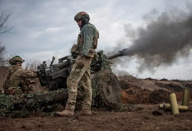 Pháo M119 được lính Ukraine sử dụng khi chiến đấu với Nga. Ảnh: REUTERS chiến sự Nga-Ukraine.jpeg