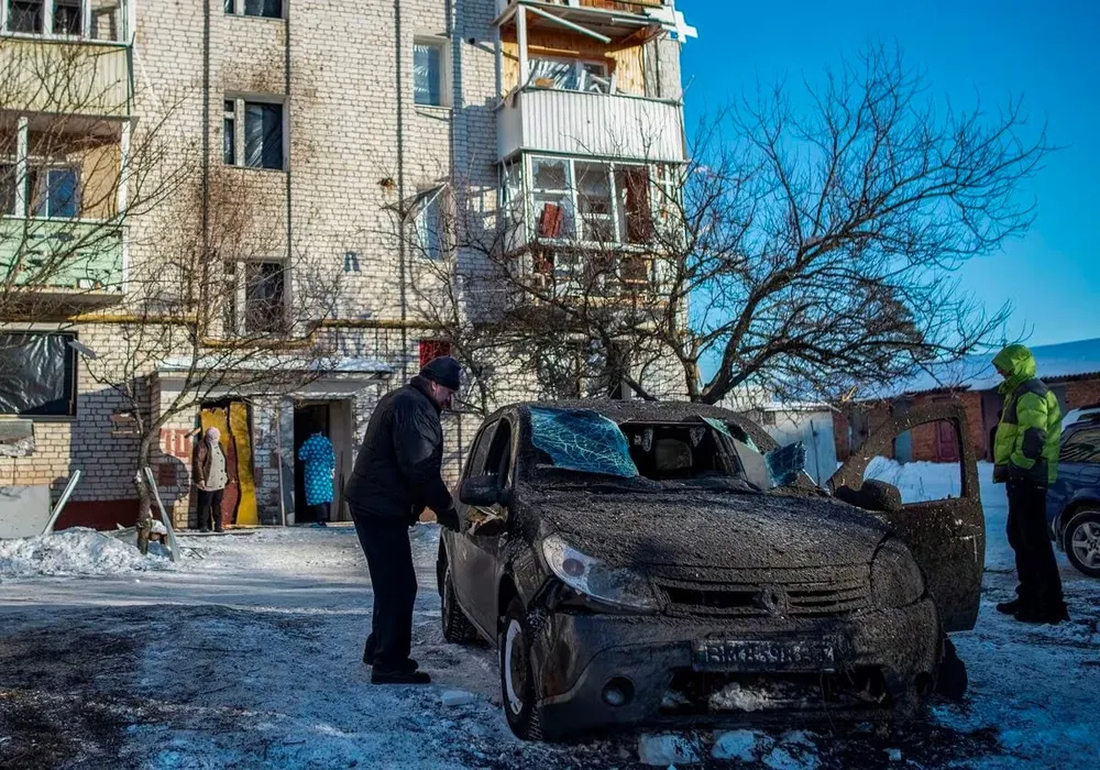 Ô tô, nhà cửa bị hỏng nặng sau đòn không kích ở tỉnh Sumy ngày 13-1 mà Ukraine quy là do Nga làm. Ảnh: REUTERS CHIẾN SỰ NGA-UKRAINE.jpeg