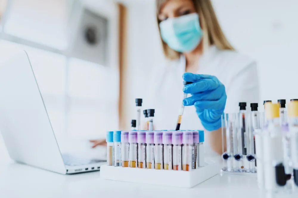 Xét nghiệm máu thông thường có thể phát hiện sớm bệnh Alzheimer. Ảnh: GETTY IMAGES Chẩn đoán sớm bệnh Alzheimer.jpg