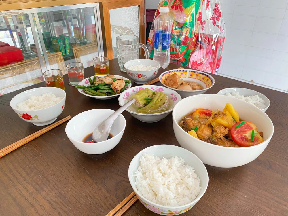 Tết của xóm lao động Việt ở Campuchia.jpg