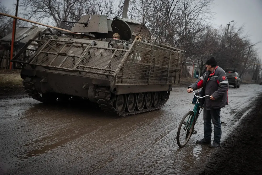 Xe bọc thép của Ukraine trên đường phố ở Avdiivka ngày 13-2. Ảnh: THE NEW YORK TIMES Chiến sự Nga-Ukraine