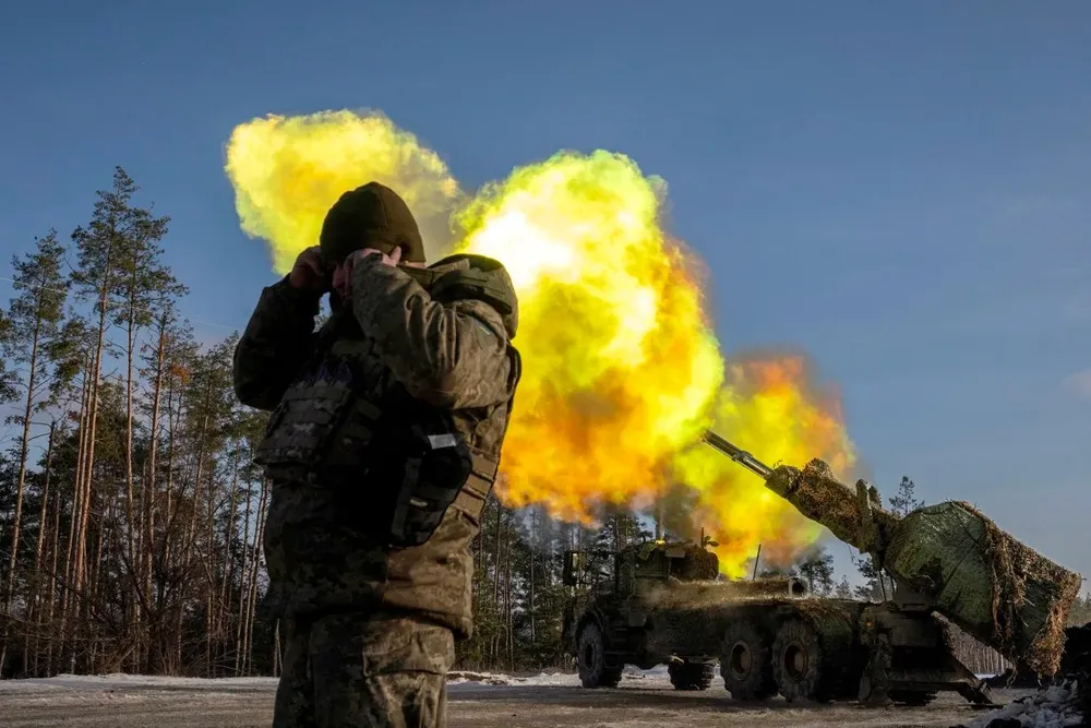 Binh sĩ Ukraine bắn pháo tự hành do Thụy Điển sản xuất vào các vị trí của Nga ở tỉnh Donetsk vào tháng 12-2023. Ảnh: REUTERS 2 năm chiến sự Nga-Ukraine