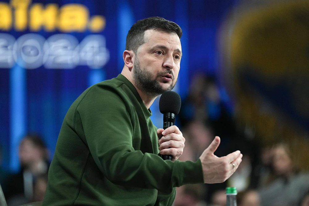 Tổng thống Ukraine Volodymyr Zelensky phát biểu tại cuộc họp báo sau diễn đàn “Ukraine. Năm 2024” ở thủ đô Kiev (Ukraine) hôm 25-2. Ảnh: AP chiến sự Nga-Ukraine.jpg