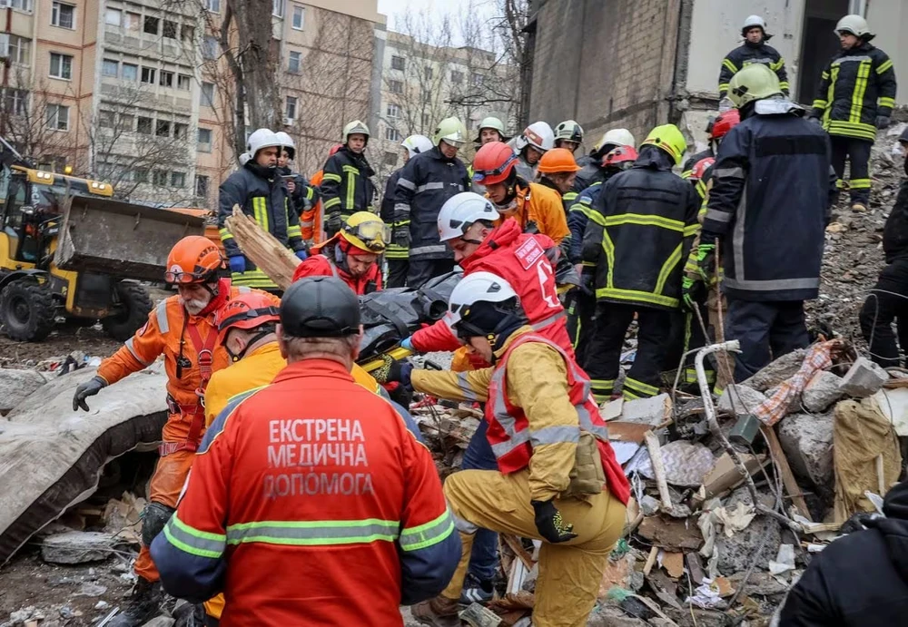Các lực lượng cứu hộ làm việc tại TP Odessa sau khi TP này trúng pháo kích hôm 2-3. Ảnh: REUTERS Chiến sự Nga-Ukraine