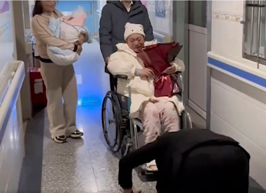 người chồng quỳ gối cảm ơn vợ sinh con trai