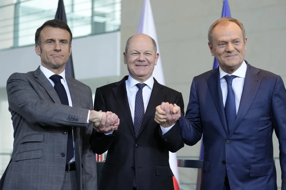 (Từ trái sang phải) Tổng thống Pháp Emmanuel Macron, Thủ tướng Đức Olaf Scholz và Thủ tướng Ba Lan Donald Tusk hội đàm tại Đức ngày 15-3 bàn viện trợ cho Ukraine. Ảnh: AP Nga.jpg