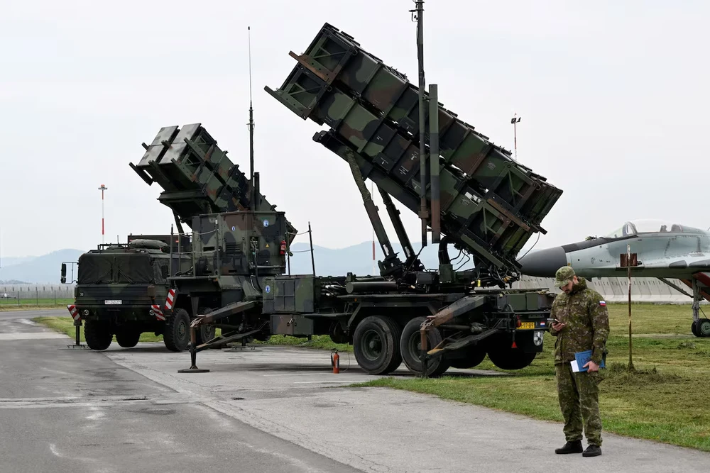 Tổ hợp phòng không Patriot hiện là vũ khí duy nhất mà Ukraine sở hữu có thể bắn hạ các tiêm kích Nga được trang bị FAB-1500 khi ở khoảng cách xa. Ảnh: REUTERS Nga.jpg
