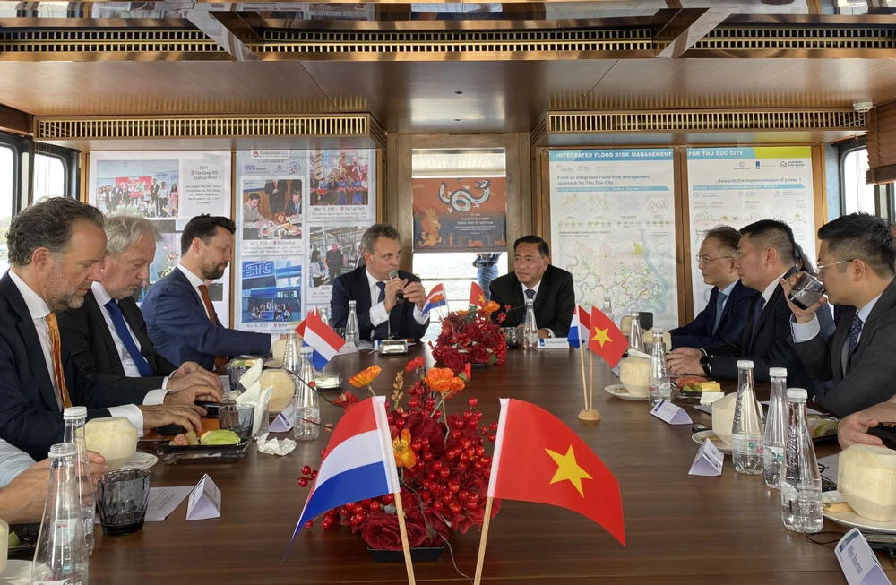 Phó Chủ tịch HĐND TP.HCM Phạm Thành Kiên (giữa bên phải) và Bộ trưởng Cơ sở hạ tầng và Quản lý nước Hà Lan Mark Harbers cùng các quan chức, chuyên gia Việt Nam - Hà Lan tham quan sông Sài Gòn chiều 21-3. Ảnh: DƯƠNG KHANG Việt Nam - Hà Lan.jpg