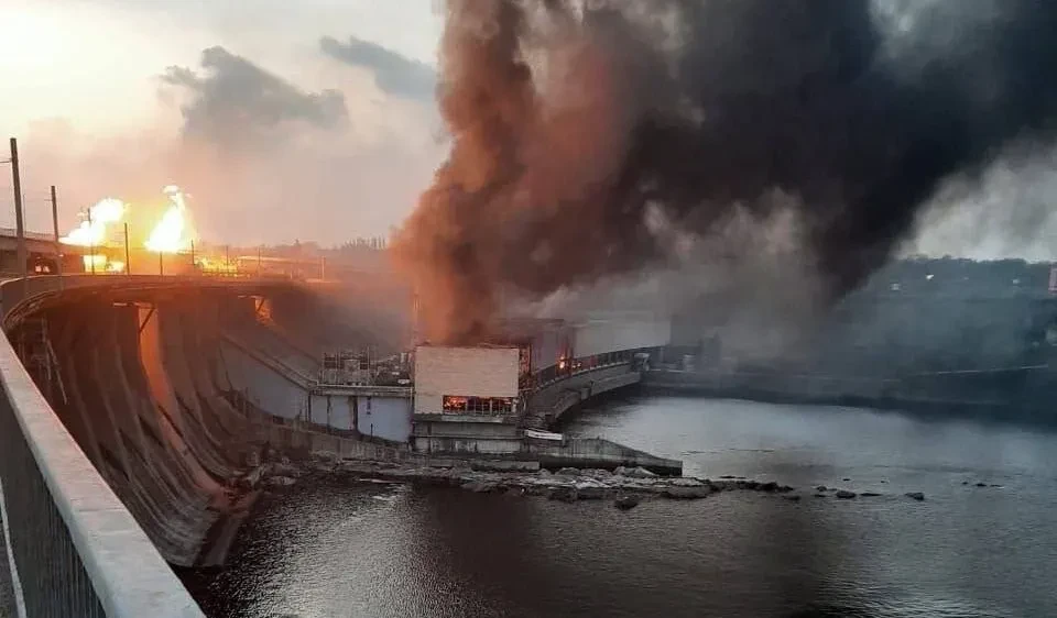 Đập thuỷ điện DniproHES lớn nhất Ukraine cháy lớn sau đợt tấn công ngày 22-3 bị cho là do Nga làm. Ảnh: TELEGRAM Nga ồ ạt tấn công hạ tầng năng lượng Ukraine