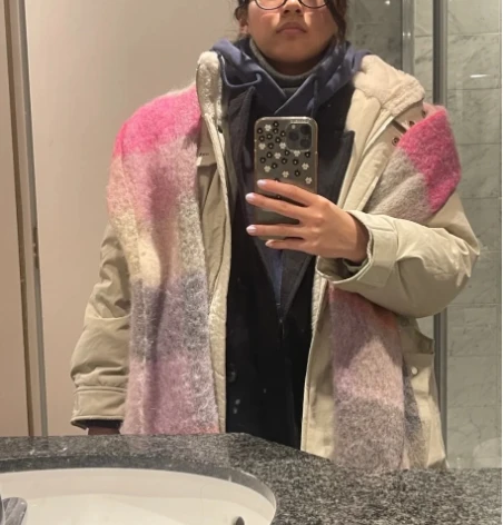 Một du khách mặc nhiều lớp quần áo để trốn phí hành lý khi lên máy bay. Ảnh: WEIXIN