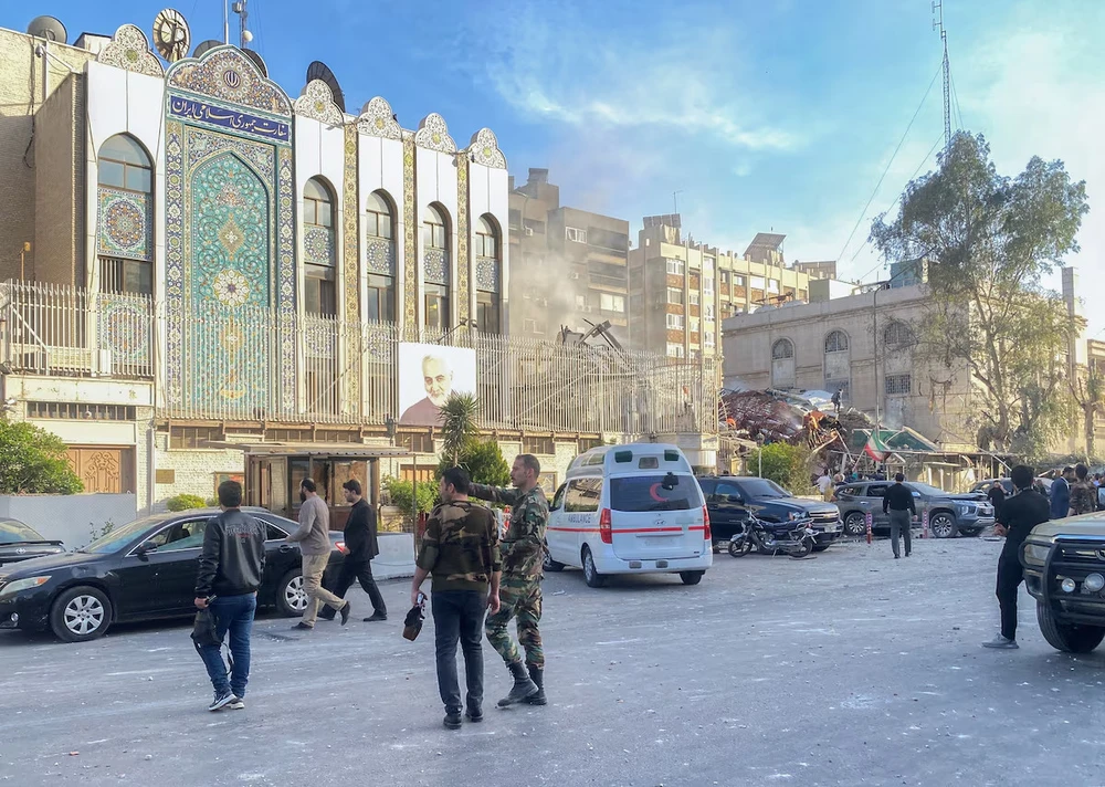 Hiện trường vụ ĐSQ Iran ở Syria bị tấn công hôm 1-4. Ảnh: REUTERS Iran 1.jpg