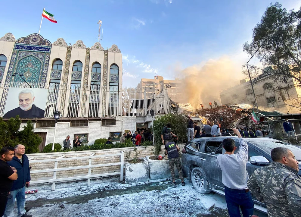 Hiện trường vụ toà nhà lãnh sự nằm trong đại sứ quán Iran tại Syria bị tấn công khiến nhiều tướng và cố vấn quân sự Tehran thiệt mạng ngày 1-4. Ảnh: REUTERS Iran 2.jpg