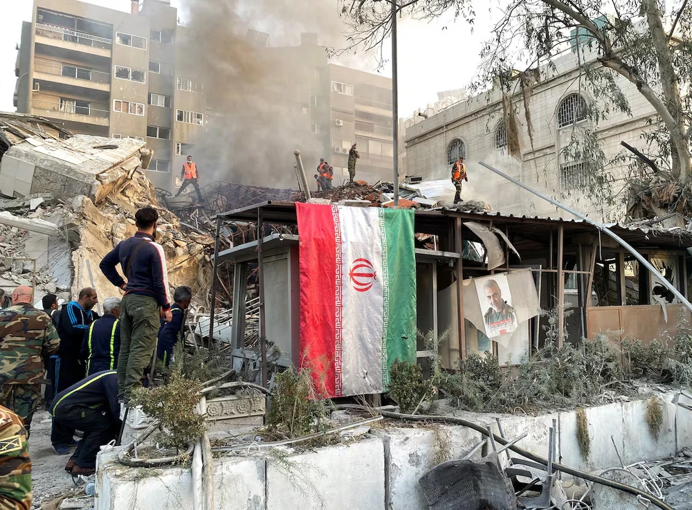 Các đội cứu hộ đang làm nhiệm vụ tại hiện trường vụ toà nhà lãnh sự Iran tại Damascus (Syria) bị tấn công ngày 1-4. Ảnh: REUTERS Iran 3.jpg