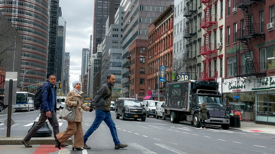 Người đi bộ băng qua đường ở TP New York vào ngày 5-4-2024. Ảnh: AP động đất.jpg
