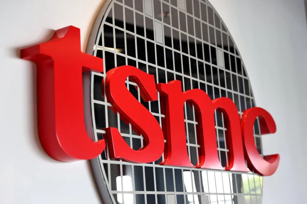 Mỹ tài trợ 6,6 tỉ USD và cho vay 5 tỉ USD để Công ty Sản xuất Chất bán dẫn Đài Loan (TSMC) sản xuất chip bán dẫn tiên tiến nhất tại Mỹ. Ảnh: REUTERS chip bán dẫn tiên tiến nhất.png