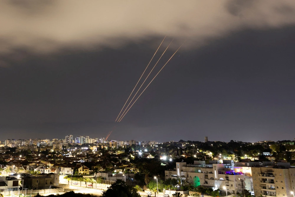 Hệ thống phòng không Israel phản ứng trước cuộc tấn công đêm 13, sáng 14-4 của Iran vào Israel. Ảnh: REUTERS Israel Iran.jpg