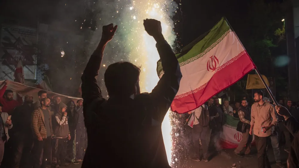 Người dân Gaza bày tỏ sự đồng tình với hành động của Iran. Ảnh: DAILY BEAST Dân Gaza tán thưởng