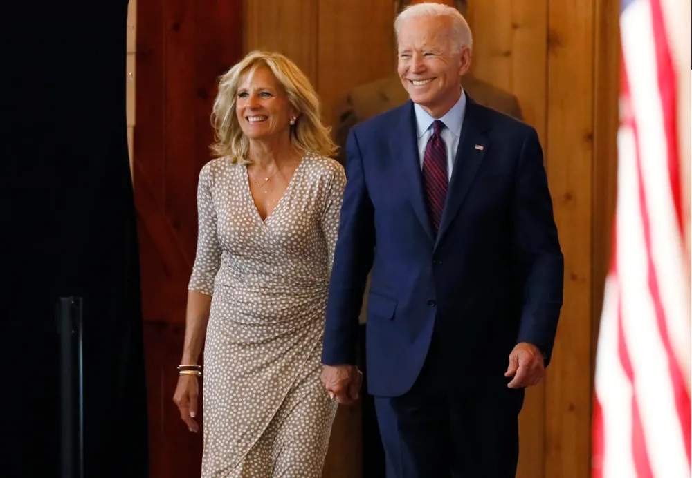 Tổng thống Mỹ Joe Biden và Đệ nhất phu nhân Jill Biden. Ảnh: AP vợ chồng Tổng thống Biden.png
