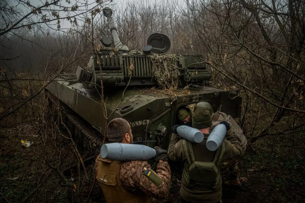 Binh sĩ Ukraine chiến đấu trên tiền tuyến Donetsk. Ảnh: GETTY IMAGES Chiến sự Nga-Ukraine