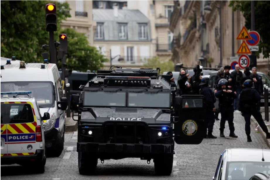 Cảnh sát Pháp phong tỏa khu vực trước lãnh sự quán Iran ở Paris để truy bắt người đàn ông dọa đánh bom tự sát hôm 19-4. Ảnh: REUTERS dọa đánh bom.png