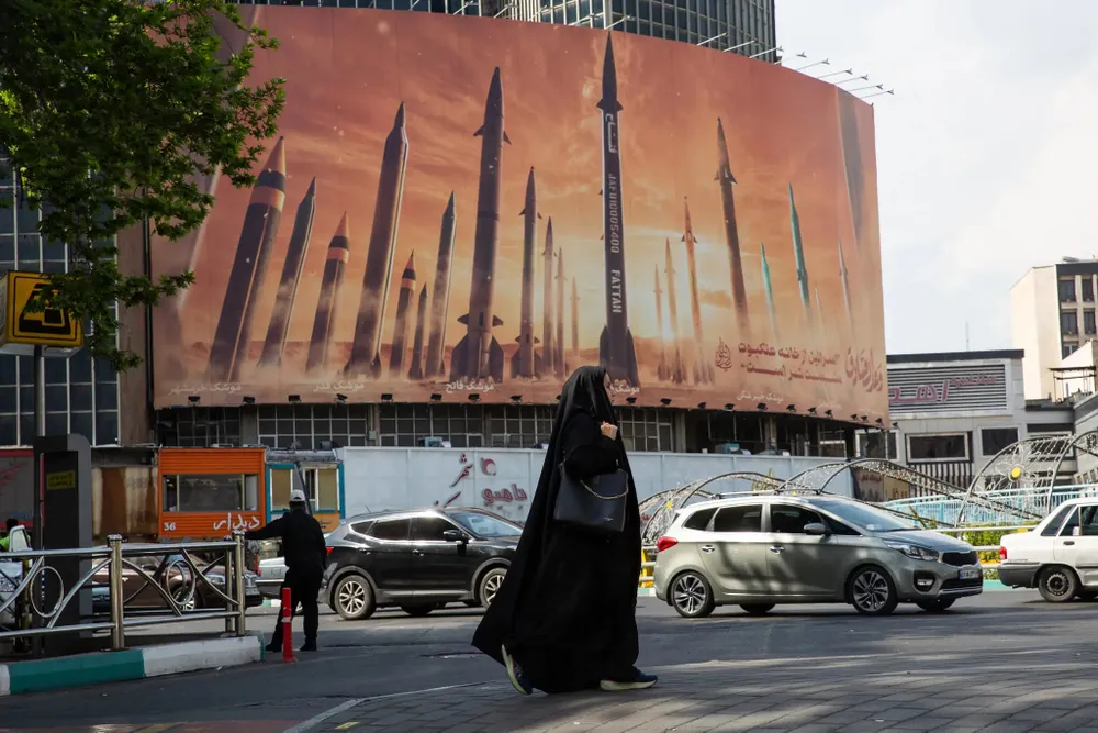 Một áp phích ở Iran ca ngợi đòn tấn công của Tehran vào Israel hôm 13-4. Ảnh: THE NEW YORK TIMES iran israel.jpg