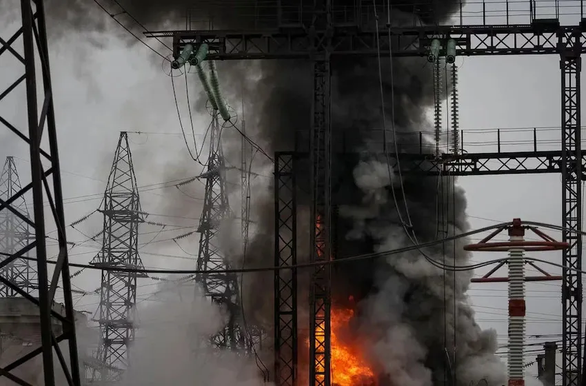 Một đường dây điện cao thế bốc cháy ở tỉnh Kharkiv (Ukraine) ngày 22-3 sau khi trúng không kích. Ảnh: REUTERS Nga, Ukraine.jpg