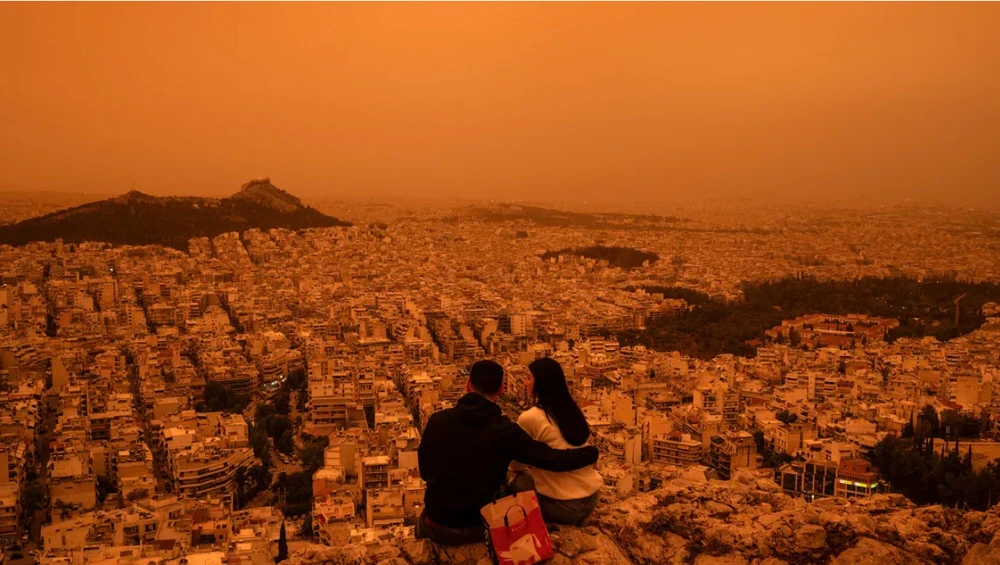 Một cặp đôi ngồi trên đồi Tourkovounia ở thủ đô Athens hôm 23-4. Ảnh: AFP bão cát 1.png
