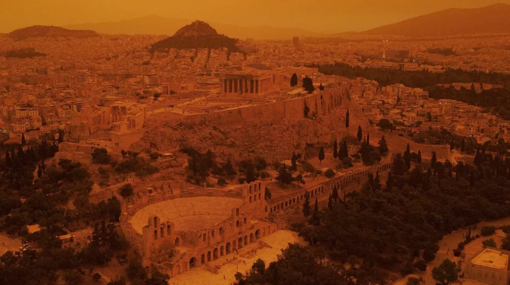 Thành cổ Acropolis ở thủ đô Athens chìm trong sắc cam của bão cát hôm 23-4. Ảnh: GETTY IMAGES bão cát 4.png