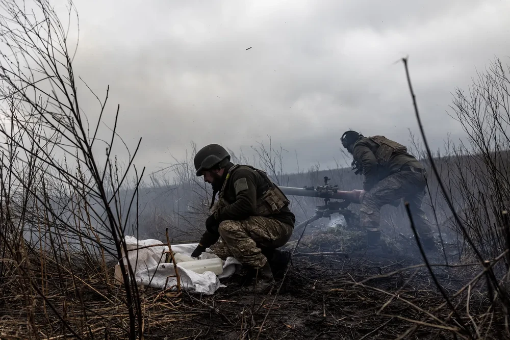 Binh sĩ Ukraine bắn bằng pháo tự hành về phía quân Nga tại TP Bakhmut. Ảnh: GETTY IMAGES Chiến sự Nga-Ukraine