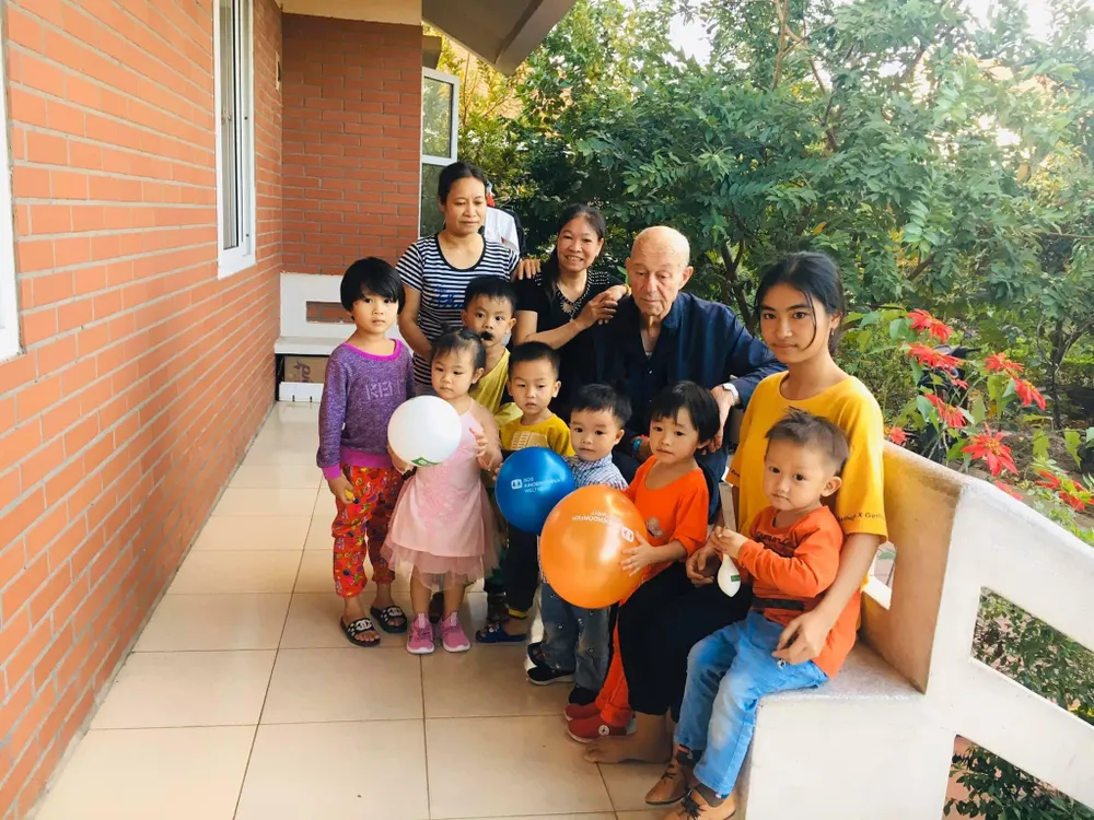 Ông Kutin vui đùa cùng các cháu ở Làng trẻ em SOS Thái Bình. Ảnh: Làng trẻ em SOS Thái Bình Làng trẻ em SOS.jpg