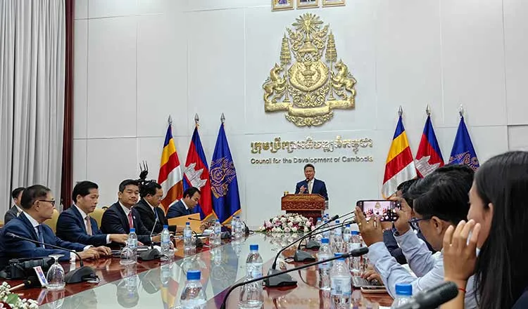 Phó Thủ tướng Campuchia - ông Sun Chanthol phát biểu trong cuộc họp báo về dự án kênh đào Funan Techo. Ảnh: KHMER TIMES Phù Nam Techo