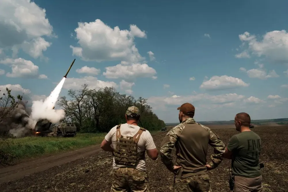 Binh sĩ Ukraine giám sát một chiếc M142 HIMARS phóng hoả tiễn về hướng Bakhmut (tỉnh Donetsk). Ảnh: GETTY IMAGES Chiến sự Nga-Ukraine
