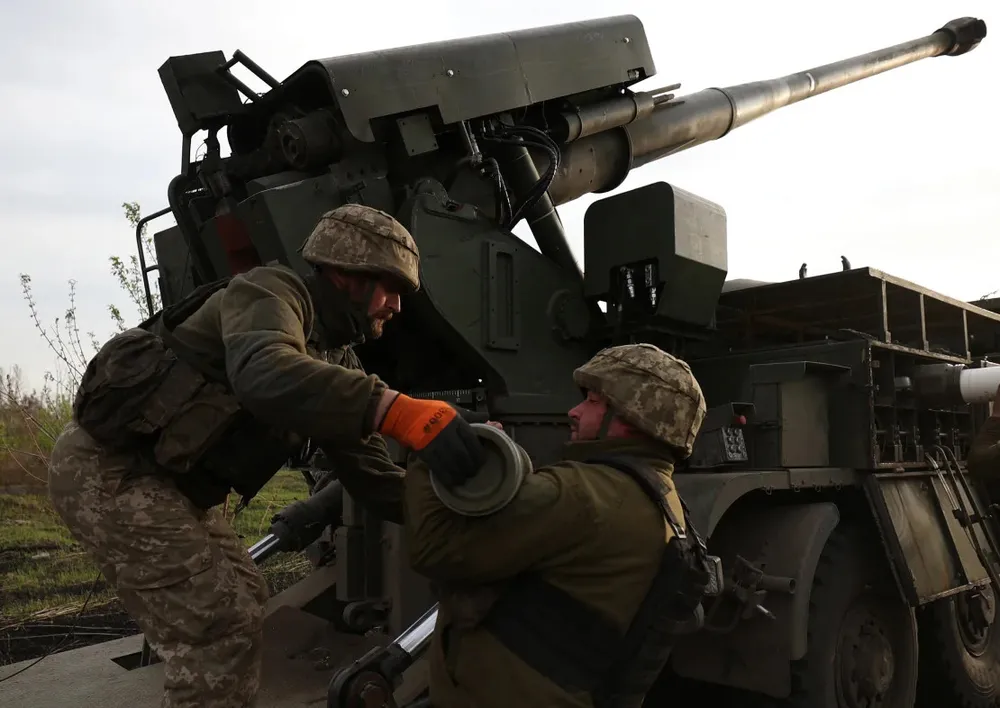 Các lực lượng Ukraine nạp pháo trên chiến trường. Ảnh: GETTY IMAGES Bất ngờ tấn công mạnh ở Kharkiv, Nga vạch trần điểm yếu của Ukraine.jpg