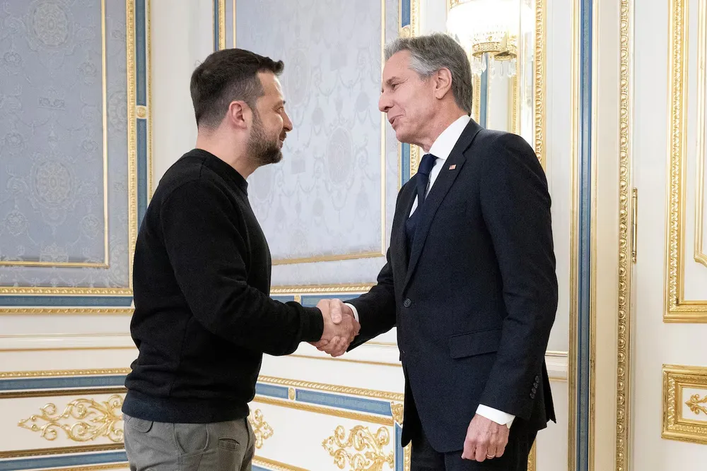 Ngoại trưởng Mỹ Antony Blinken (phải) và Tổng thống Ukraine Volodymyr Zelensky. Ảnh: REUTERS Ngoại trưởng Mỹ thăm Ukraine