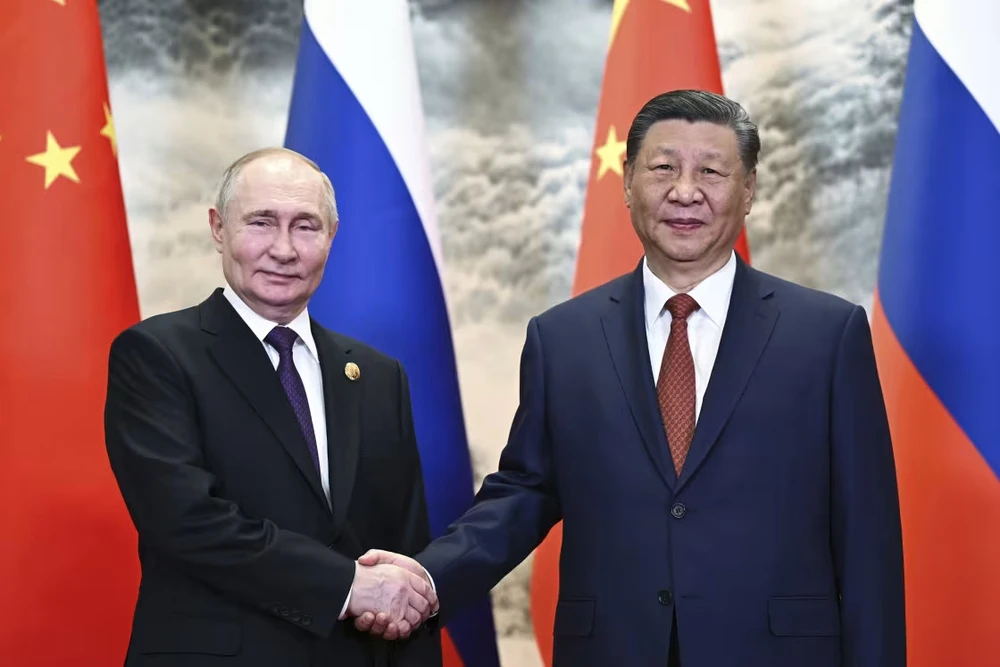 Chủ tịch Trung Quốc Tập Cận Bình (phải) và Tổng thống Nga Vladimir Putin. Ảnh: AP Ông Putin