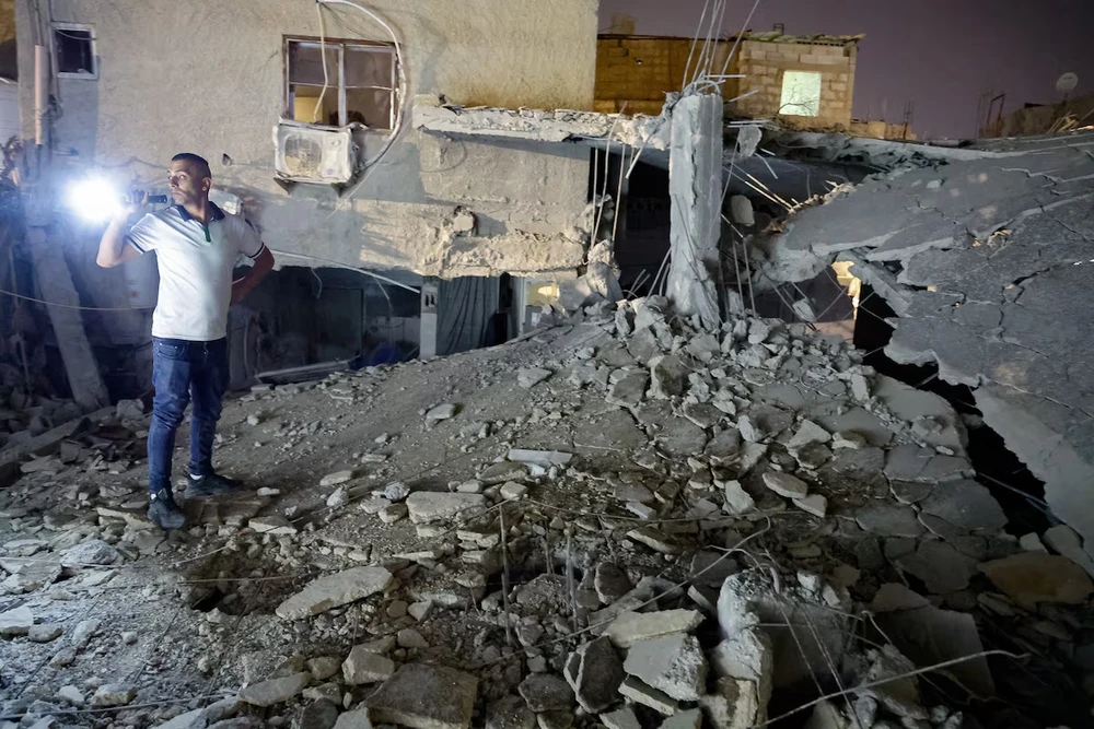 Cảnh đổ nát sau vụ Israel không kích Bờ Tây ngày 17-5. Ảnh: REUTERS Israel không kích Bờ Tây