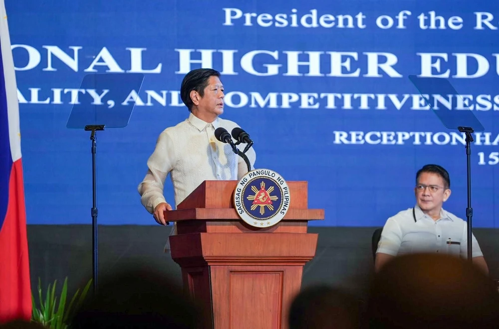 Tổng thống Philippines Ferdinand Marcos Jr. phát biểu tại lễ tốt nghiệp khóa “Bagong Sinag” của Học viện Quân sự Philippine hôm 18-5. Ảnh: MALACANANG Philippines.jpg