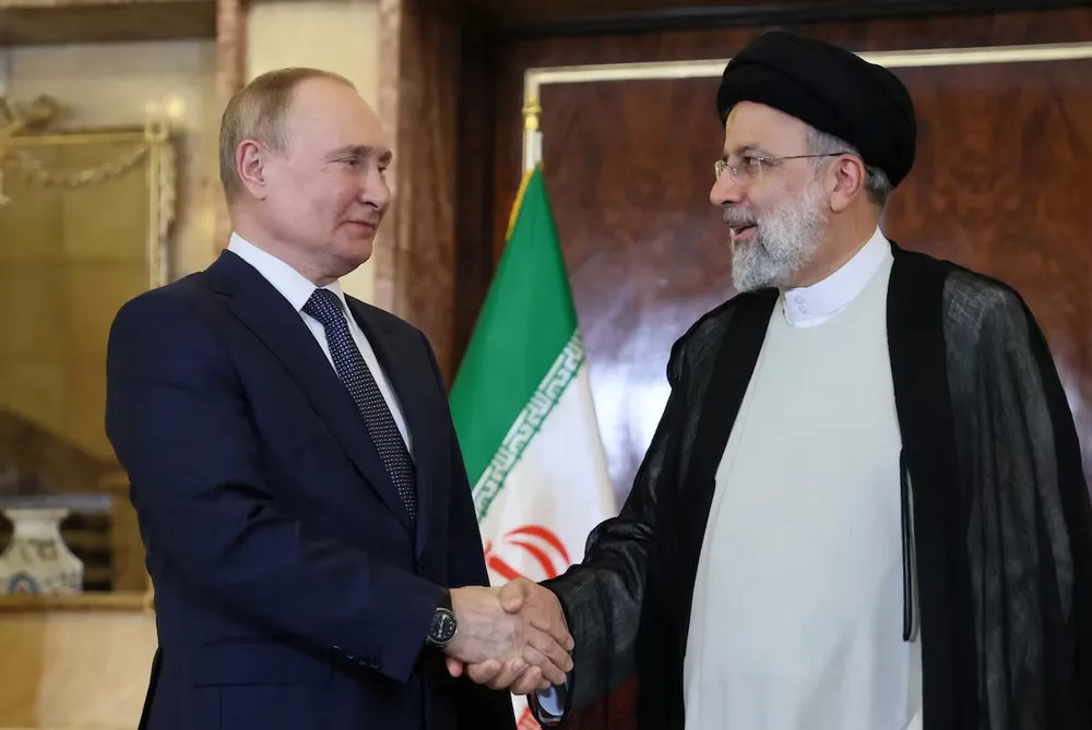 Tổng thống Nga Vladimir Putin (trái) bắt tay với Tổng thống Iran - ông Ebrahim Raisi khi hai nhà lãnh đạo gặp nhau tại Tehran (thủ đô Iran) hồi năm 2022. Ảnh: REUTERS ông Putin và Tổng thống Iran