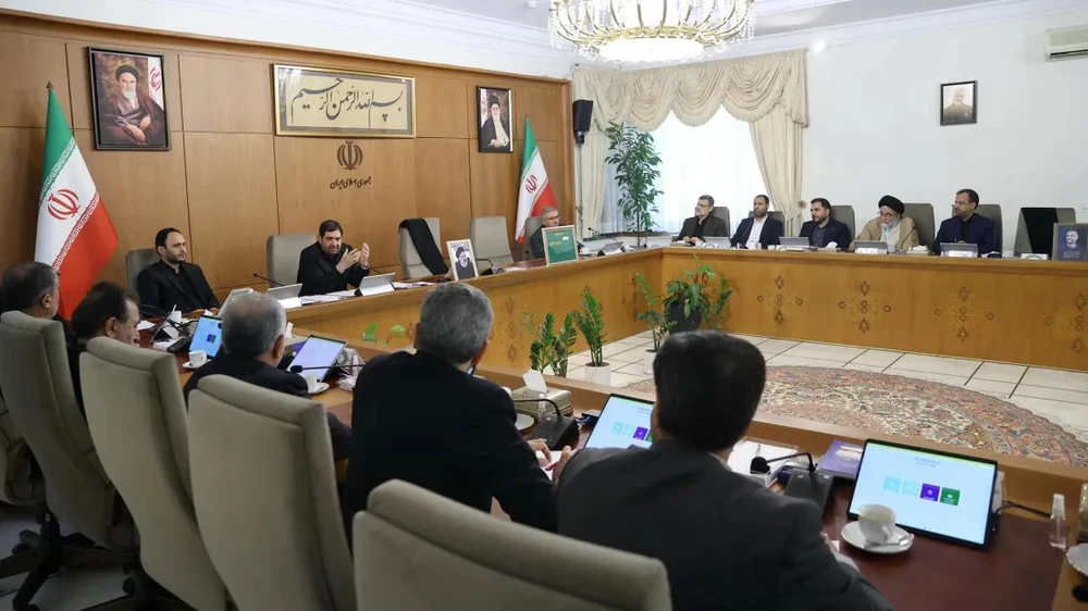 Phó Tổng thống thứ nhất Iran Mohammad Mokhber (giữa) phát biểu trong cuộc họp nội các chính phủ Iran ngày 20-5. Ảnh: REUTERS Iran.jpg