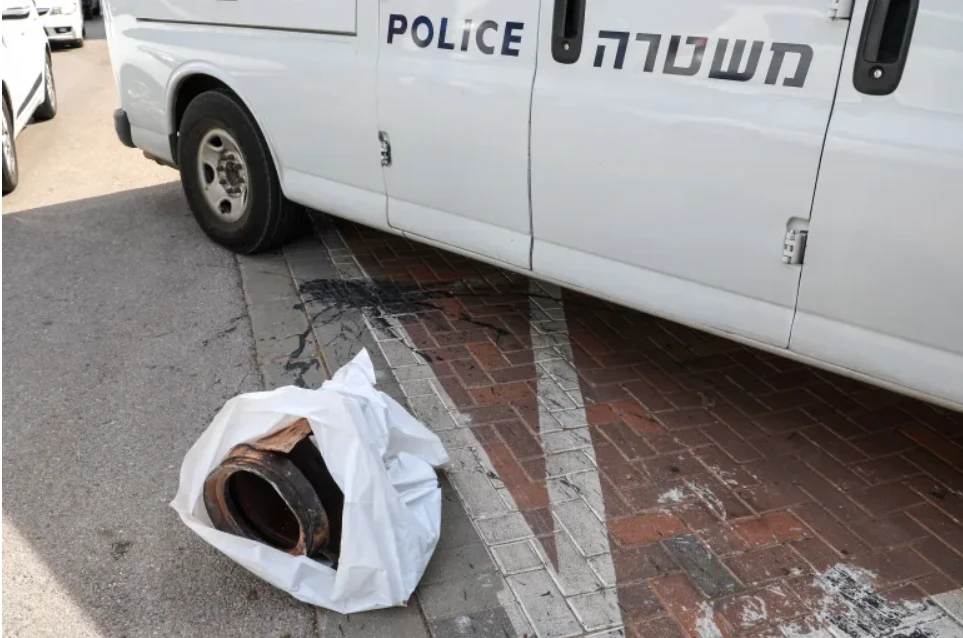 Mảnh vỡ của quả rocket sau khi bị Lực lượng Phòng vệ Israel đánh chặn. Ảnh: AFP Hamas 1.png