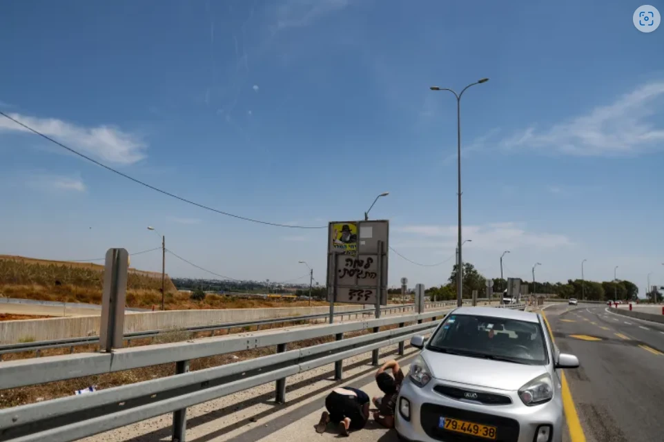 Người dân Israel ẩn nấp trong lúc Hamas phóng rocket vào TP Tel Aviv. Ảnh: AFP Hamas