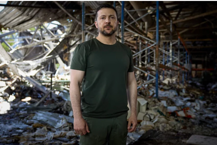 Tổng thống Ukraine Volodymyr Zelensky trong một video quay ở TP Kharkiv hôm 26-5. Ảnh: REUTERS Zelensky.png