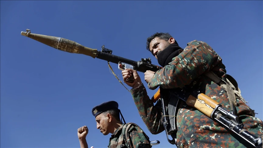 Houthis tuyên bố đã tiến hành tấn công vào 3 tàu thương mại và 2 tàu khu trục Mỹ. Ảnh: ANADOLU AJANSI Houthis 1.jpg