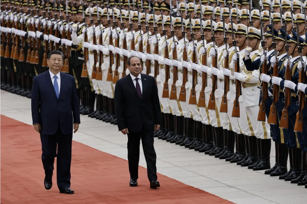 Chủ tịch Trung Quốc Tập Cận Bình (trái) và Tổng thống Ai Cập Abdel Fattah el-Sisi duyệt đội danh dự tại Đại lễ đường Nhân dân ở Bắc Kinh (Trung Quốc) hôm 29-5. Ảnh: EPA-EFE Trung Quốc.png
