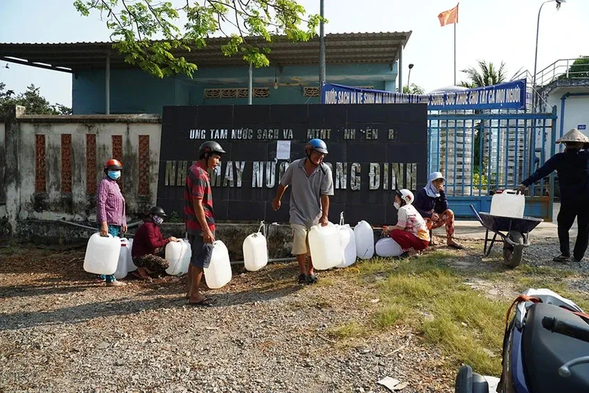 Vì hạn mặn, người dân xã Long Đại, huyện Bình Đại, Bến Tre phải đi lấy từng can nước sạch về sinh hoạt. Ảnh: ĐÔNG HÀ xâm nhập mặn