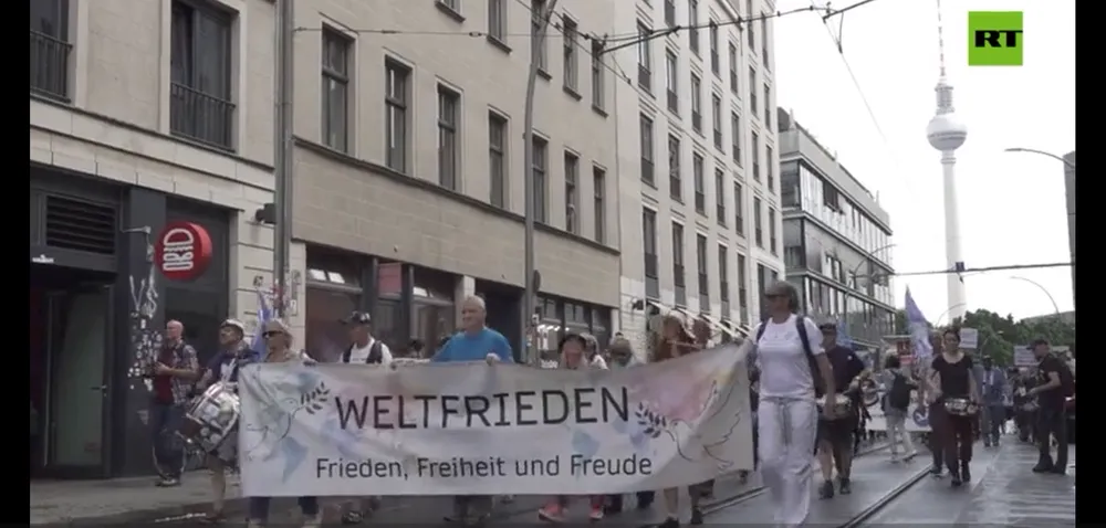 hàng trăm người biểu tình.png