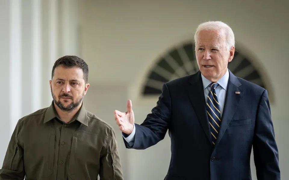 Tổng thống Mỹ Joe Biden (phải) và người đồng cấp Ukraine - ông Volodymyr Zelensky. Ông Biden lên tiếng về khả năng Ukraine gia nhập NATO. Ảnh: GETTY IMAGES Ukraine gia nhập NATO