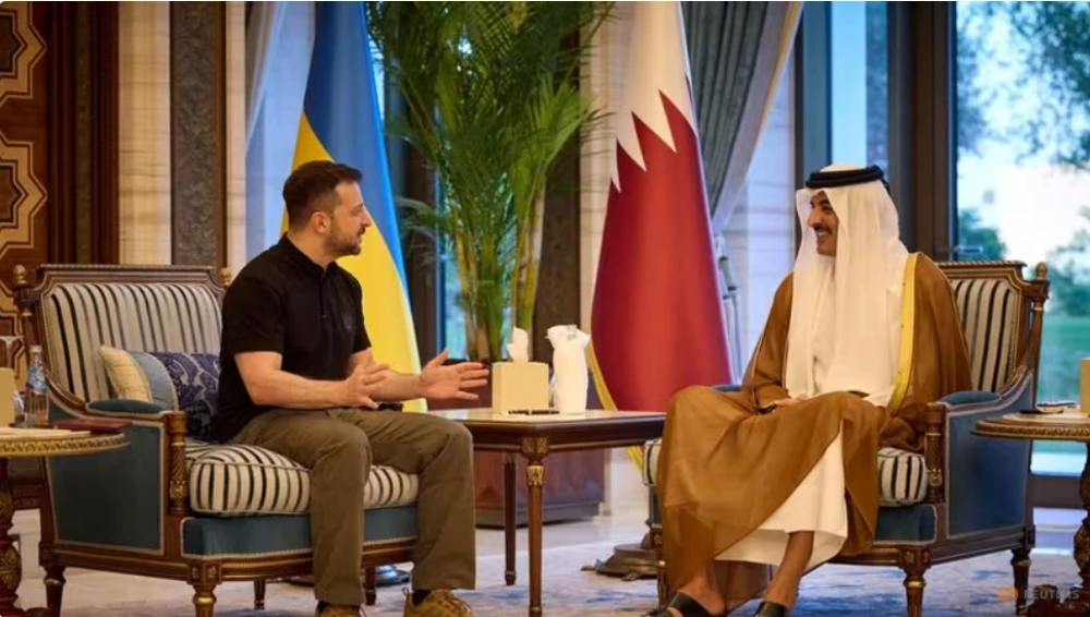 Tổng thống Ukraine Volodymyr Zelensky đến Qatar, gặp Tiểu vương Sheikh Tamim bin Hamad Al (phải) Thani tại Cung điện Lusail (thủ đô Doha) hôm 5-6. Ảnh: REUTERS Zelensky đến Qatar.png